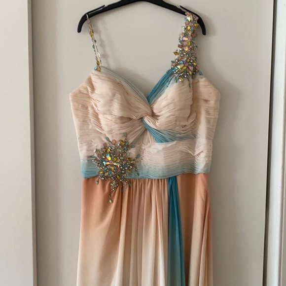 Tony Bowls Dresses & Skirts - Tony Bowls Beautiful evening dress